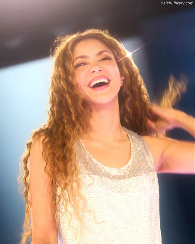Shakira photo 12 of 1543