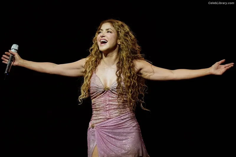 Shakira photo 15 of 1543