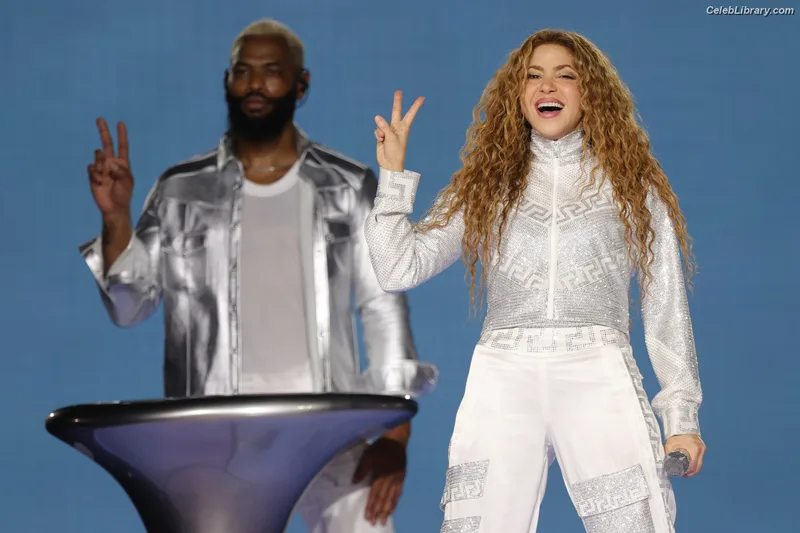 Shakira photo 1 of 1543