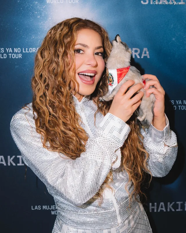 Shakira photo 4 of 1543