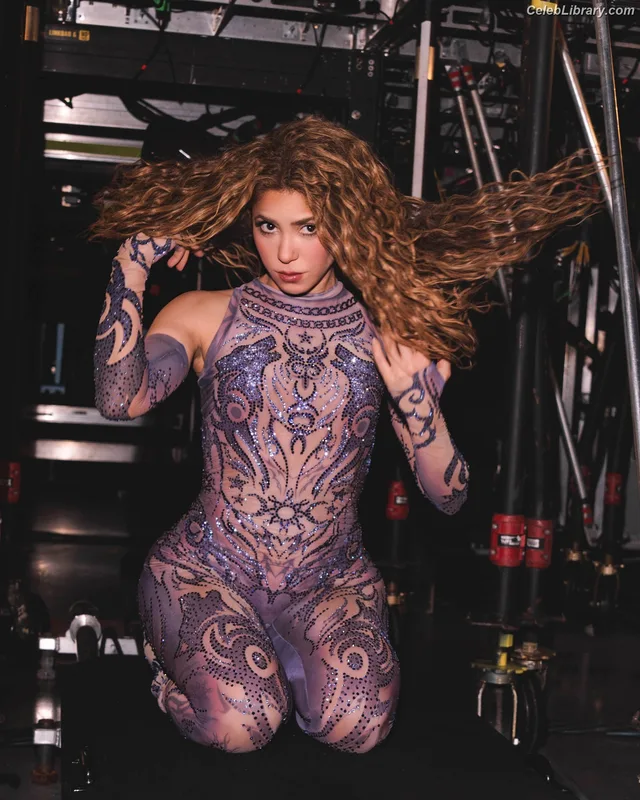 Shakira photo 10 of 1543