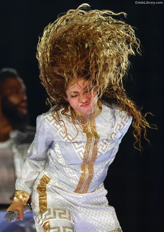Shakira photo 11 of 1543