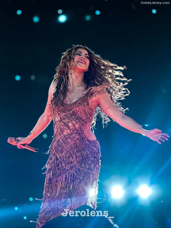 Shakira photo 13 of 1543