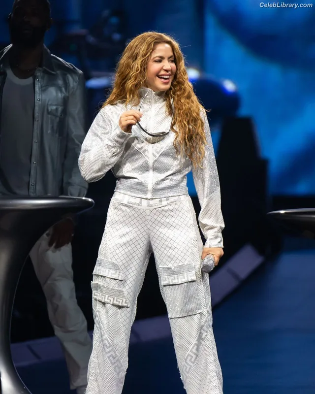 Shakira photo 16 of 1543