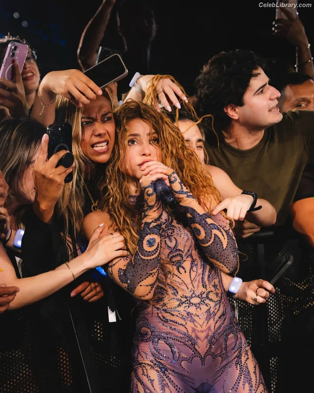 Shakira photo 10 of 1543