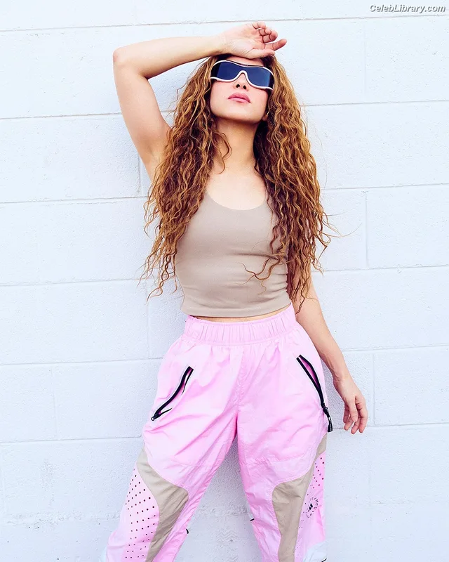Shakira photo 12 of 1543