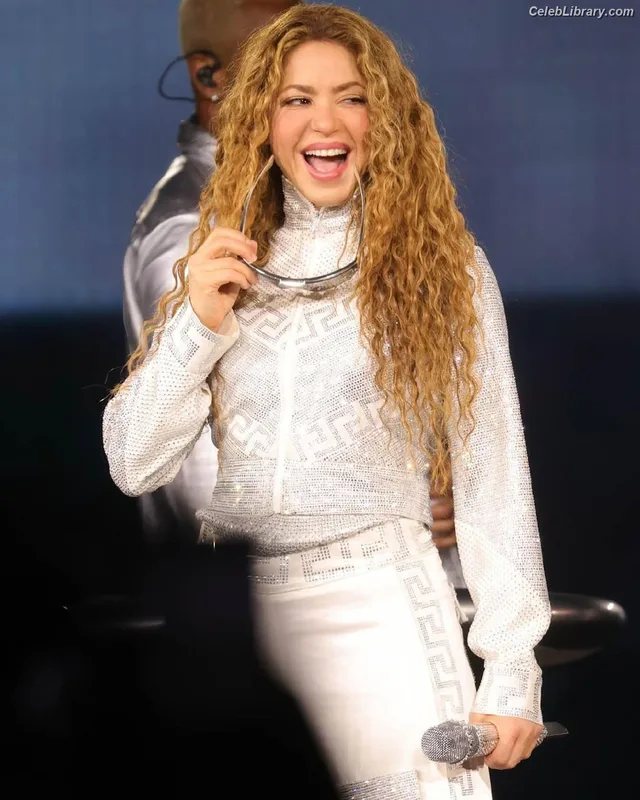 Shakira photo 13 of 1543