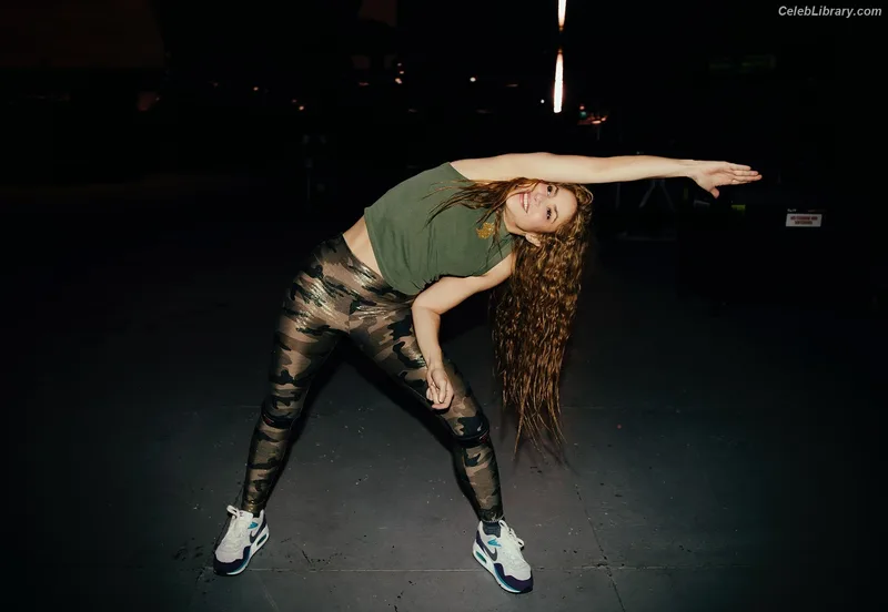 Shakira photo 24 of 1543