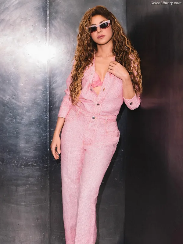 Shakira photo 2 of 1543