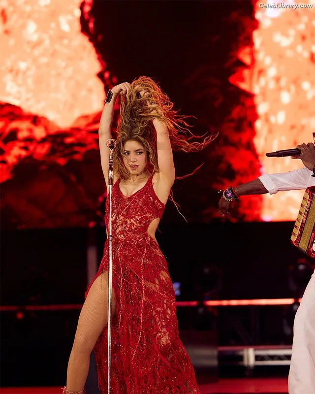 Shakira photo 9 of 1543