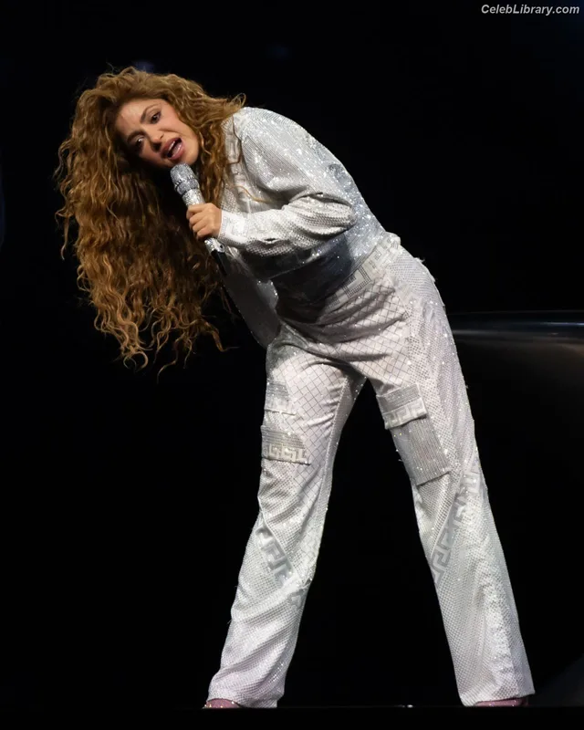 Shakira photo 11 of 1543