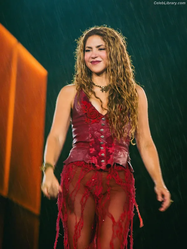 Shakira photo 13 of 1543
