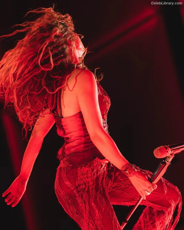 Shakira photo 22 of 1543