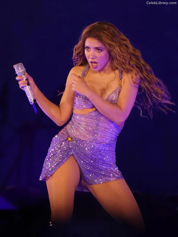 Shakira photo 6 of 1543