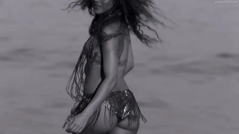 Shakira photo 10 of 1543