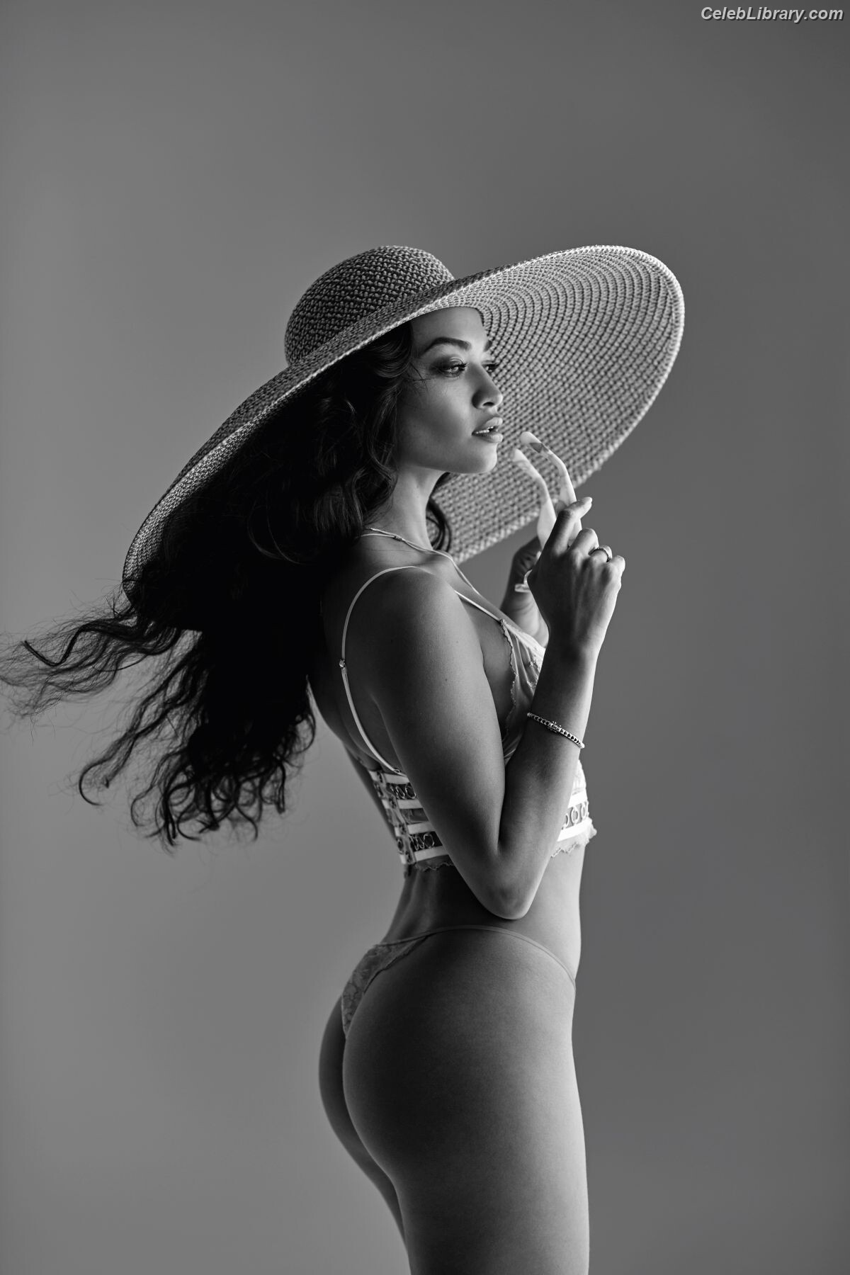 Shanina Shaik photo 5 of 220