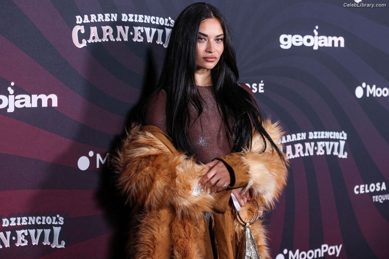 Shanina Shaik photo 5 of 220