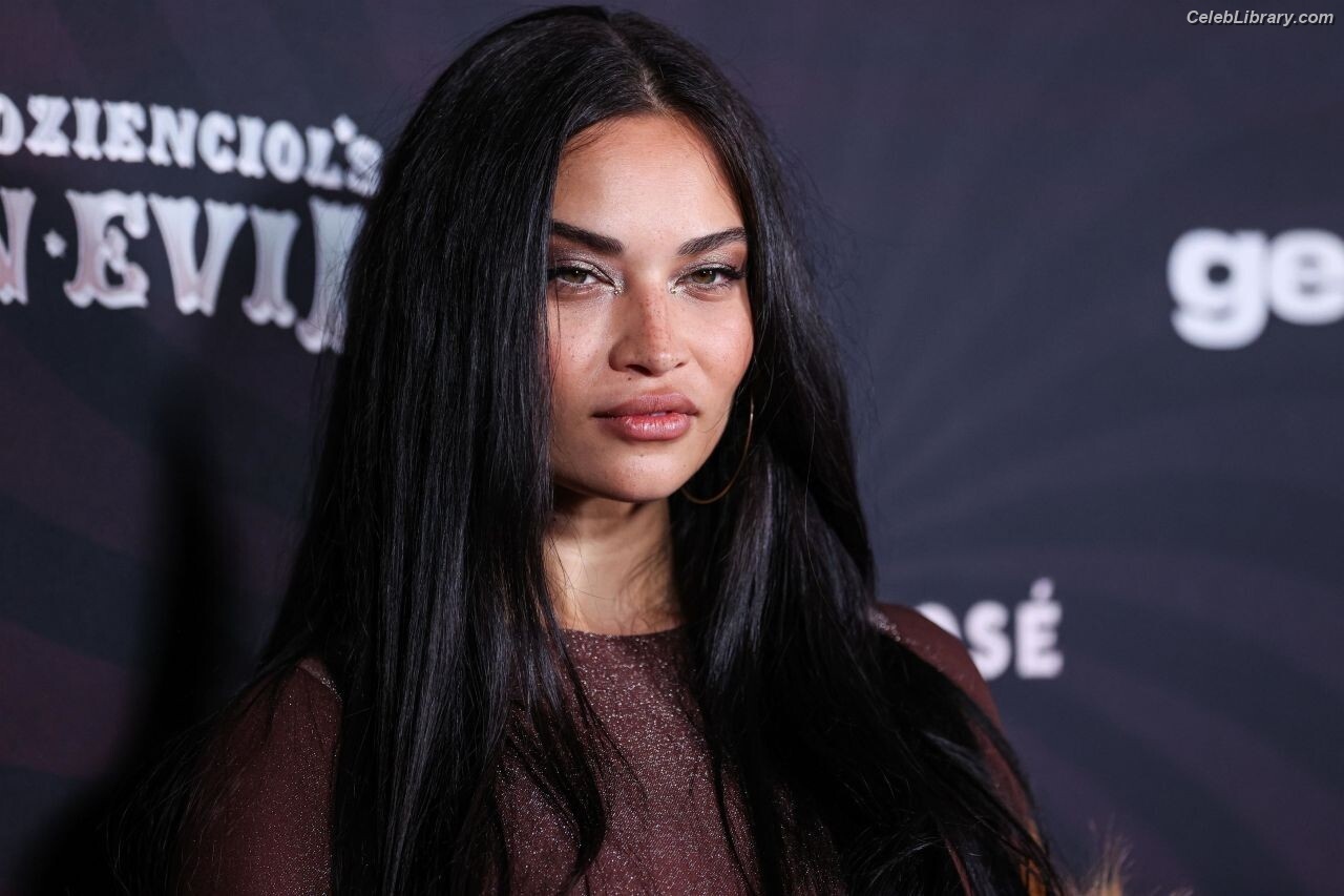 Shanina Shaik photo 10 of 220