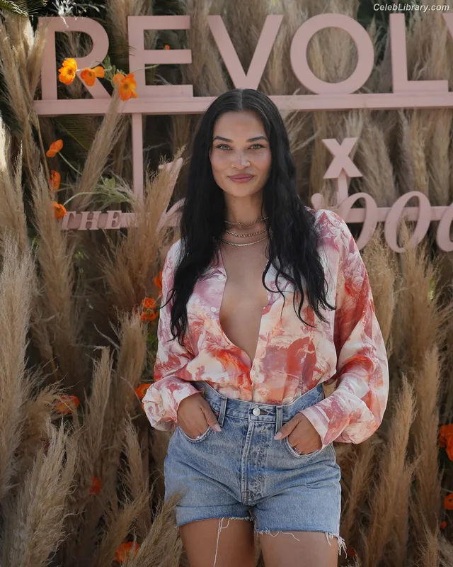 Shanina Shaik photo 14 of 220