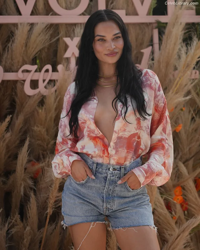 Shanina Shaik photo 17 of 220