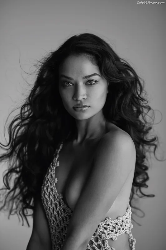 Shanina Shaik photo 2 of 220