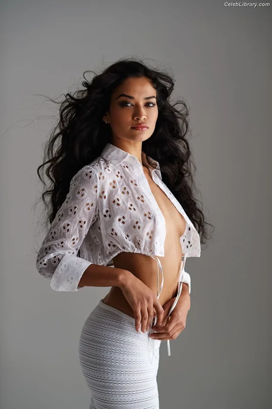 Shanina Shaik photo 4 of 220