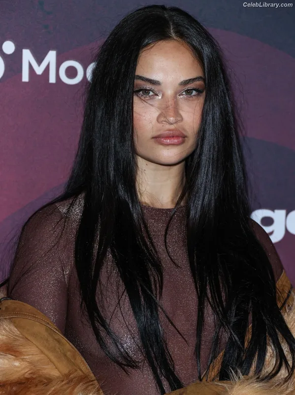 Shanina Shaik photo 6 of 220