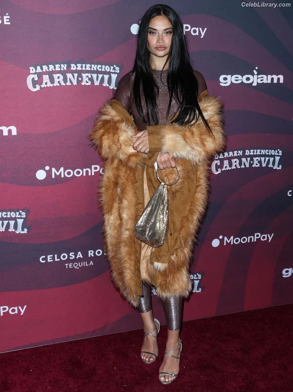 Shanina Shaik photo 7 of 220