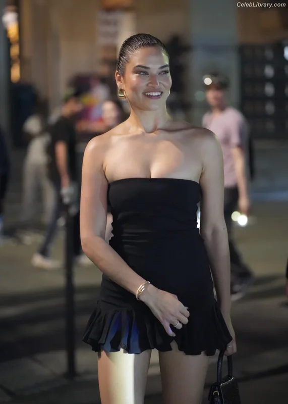 Shanina Shaik photo 7 of 220