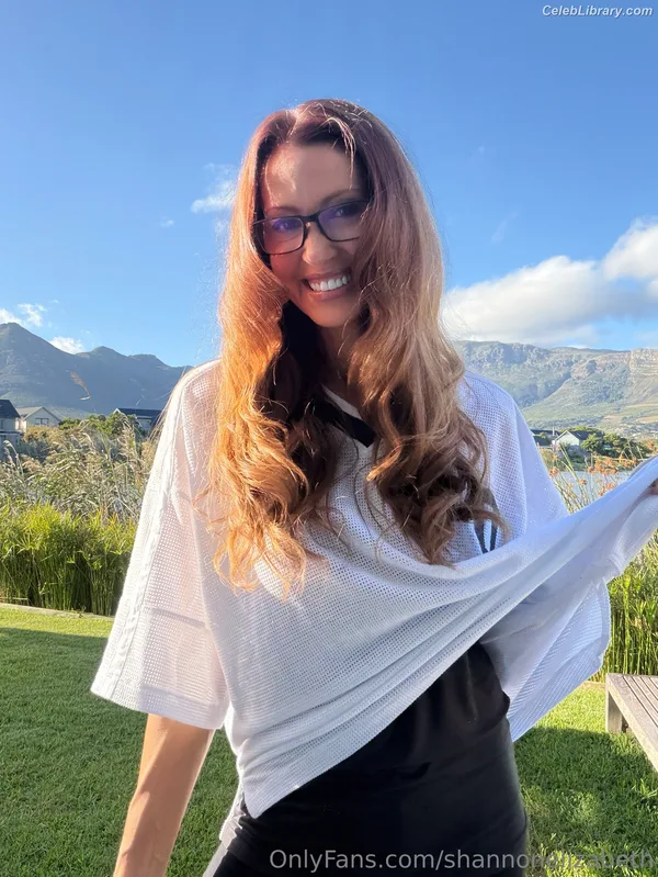 Shannon Elizabeth photo 9 of 149