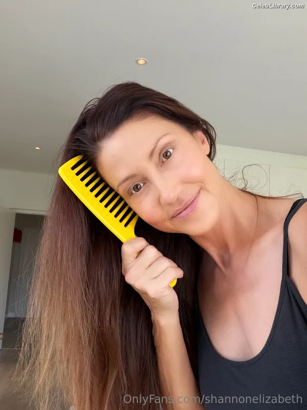 Shannon Elizabeth photo 17 of 149