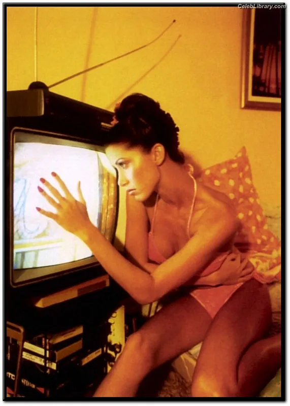 Shannon Elizabeth photo 6 of 149