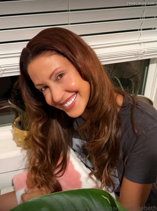Shannon Elizabeth photo 4 of 149
