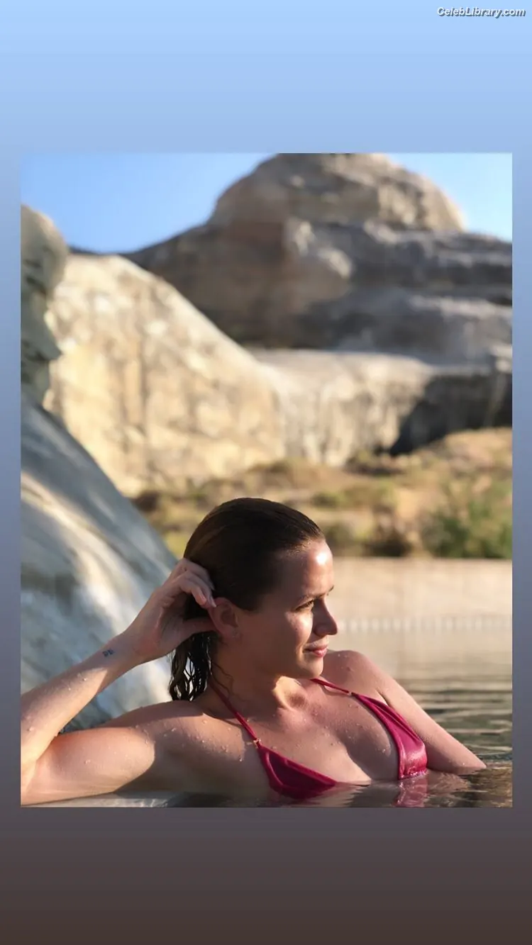 Shantel VanSanten photo 11 of 410