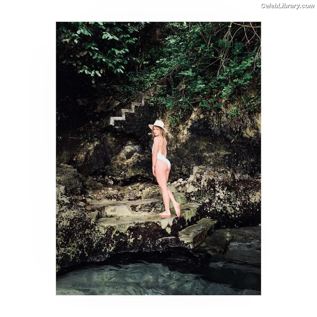Shantel VanSanten photo 24 of 410