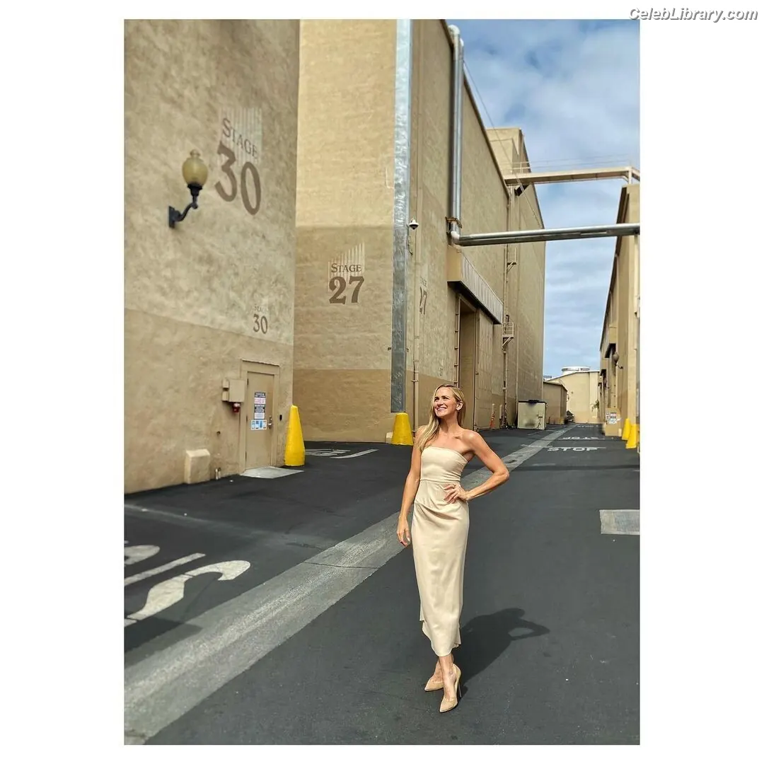 Shantel VanSanten photo 2 of 410