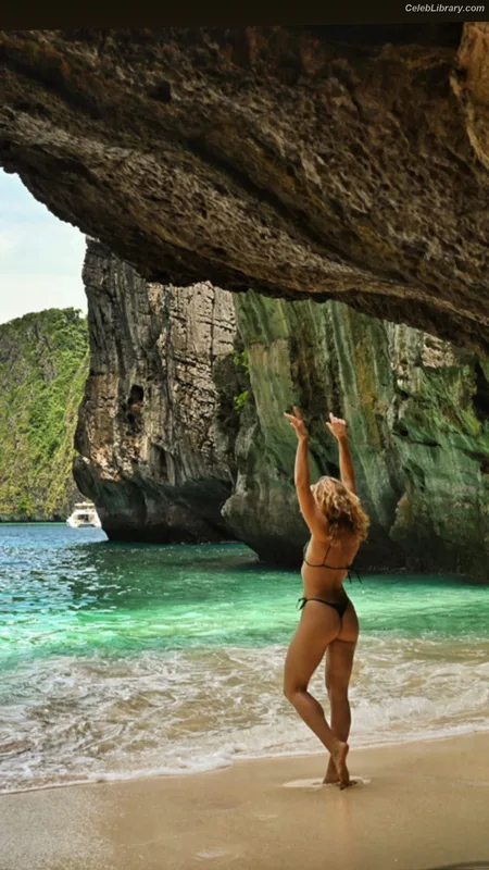 Shantel VanSanten photo 2 of 411