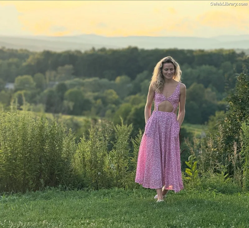 Shantel VanSanten photo 20 of 411