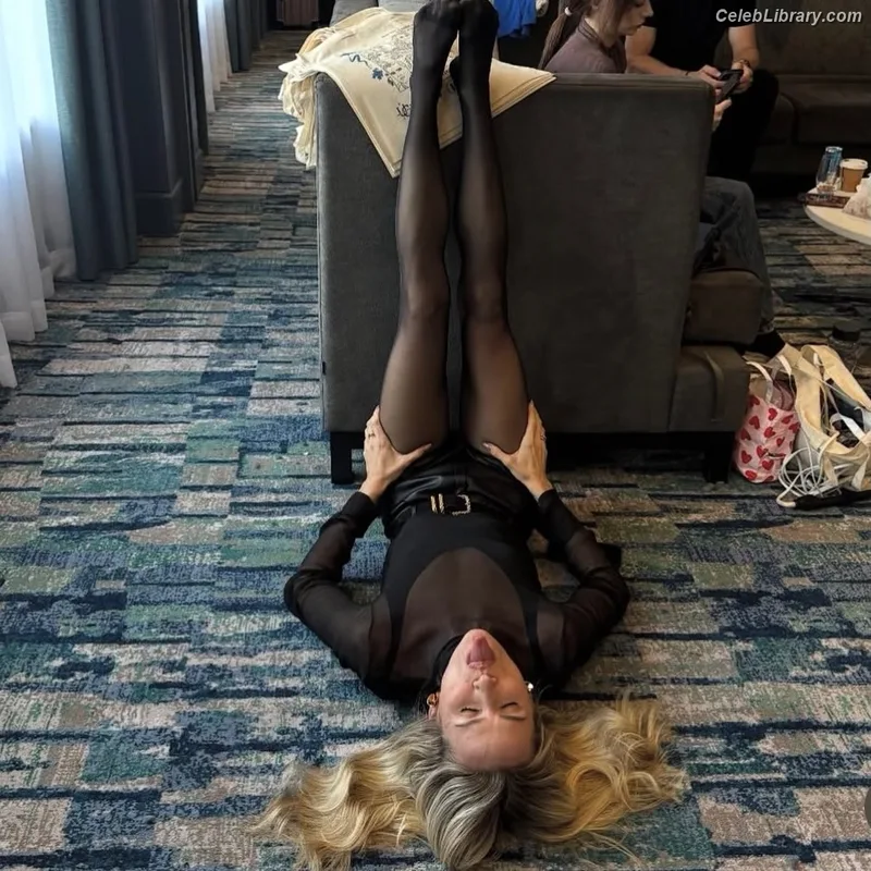 Shantel VanSanten photo 23 of 411