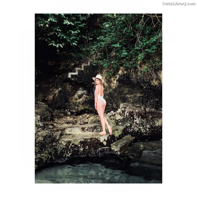 Shantel VanSanten photo 24 of 411
