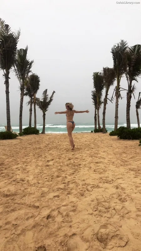 Shantel VanSanten photo 14 of 411