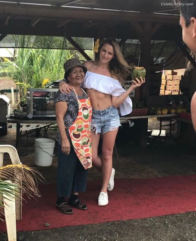 Shantel VanSanten photo 2 of 411
