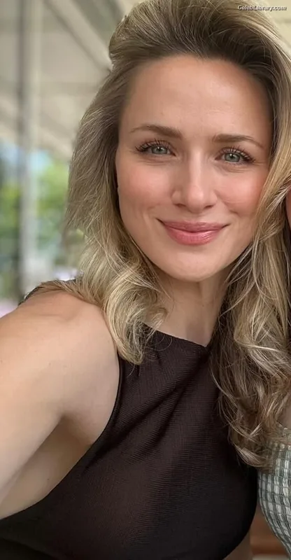 Shantel VanSanten photo 16 of 411
