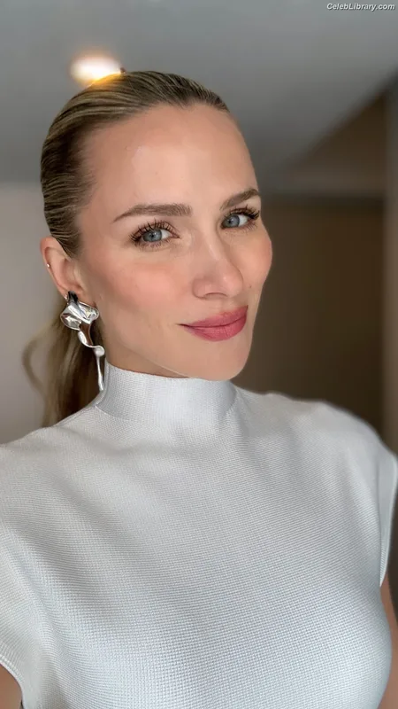 Shantel VanSanten photo 23 of 411