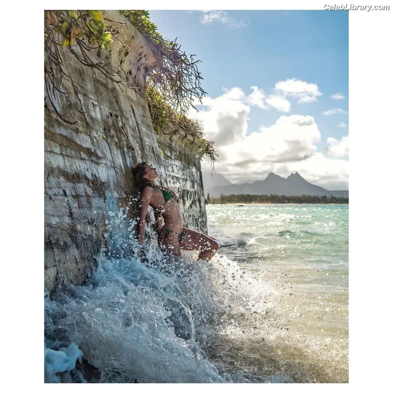 Shantel VanSanten photo 10 of 411
