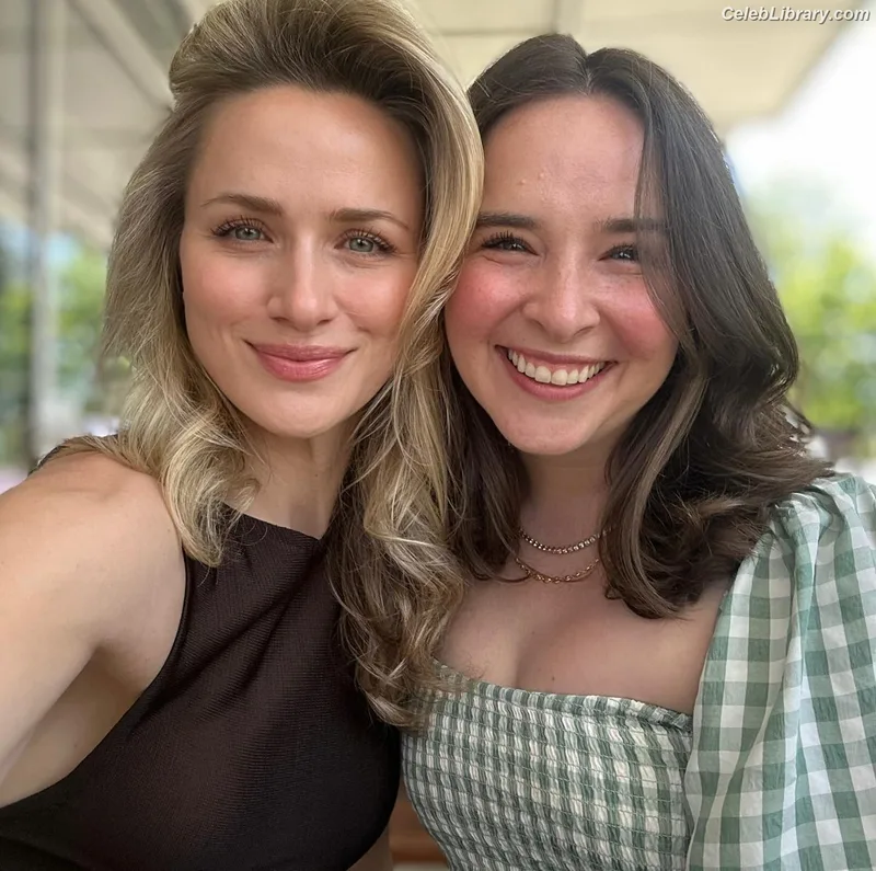 Shantel VanSanten photo 13 of 411