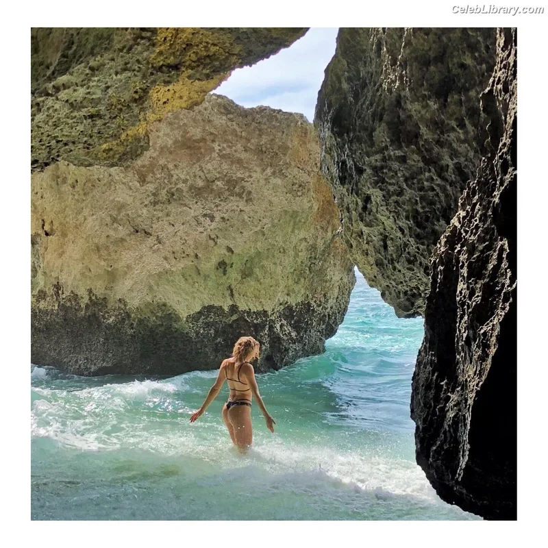 Shantel VanSanten photo 15 of 411