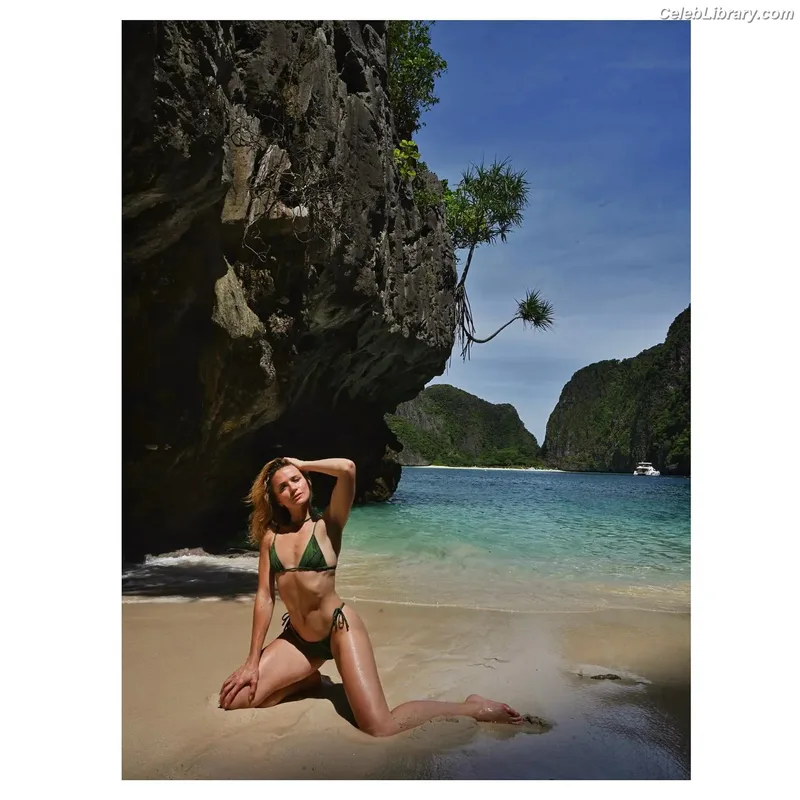 Shantel VanSanten photo 1 of 411