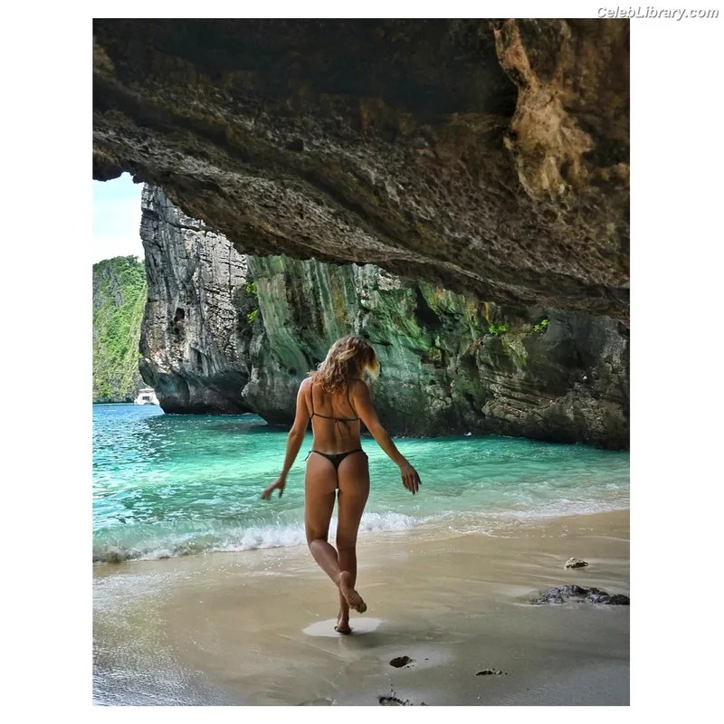 Shantel VanSanten photo 3 of 411