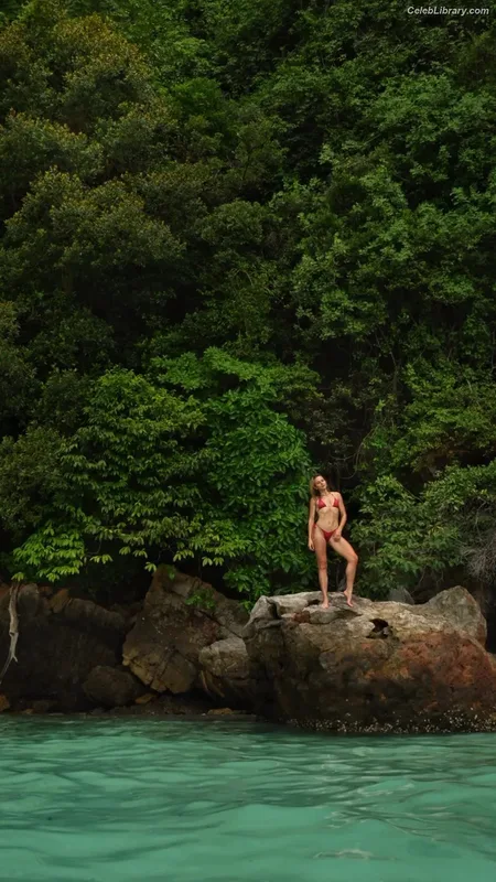 Shantel VanSanten photo 5 of 411